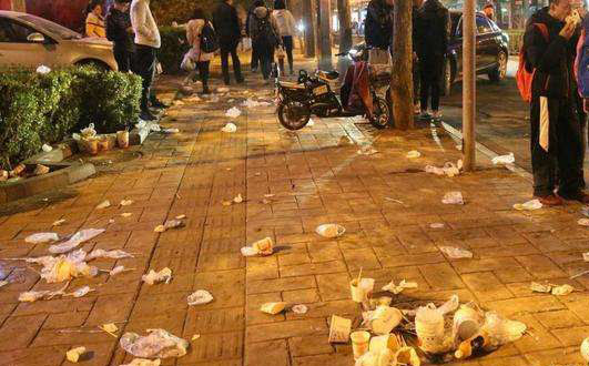 地?cái)偨?jīng)濟(jì)催生人間煙火后，垃圾怎么處理