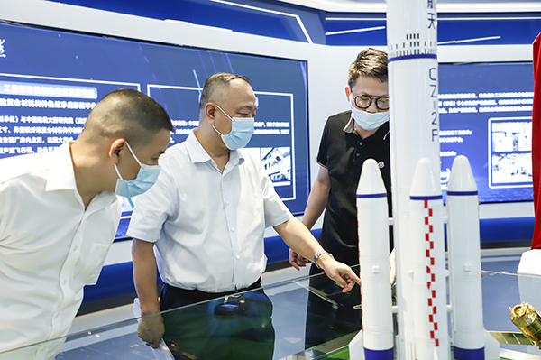 長沙經(jīng)開區(qū)管委會主任張慶紅一行調(diào)研頂立科技 (1).JPG 長沙經(jīng)開區(qū)管委會主任張慶紅一行調(diào)研頂立科技 (1).JPG