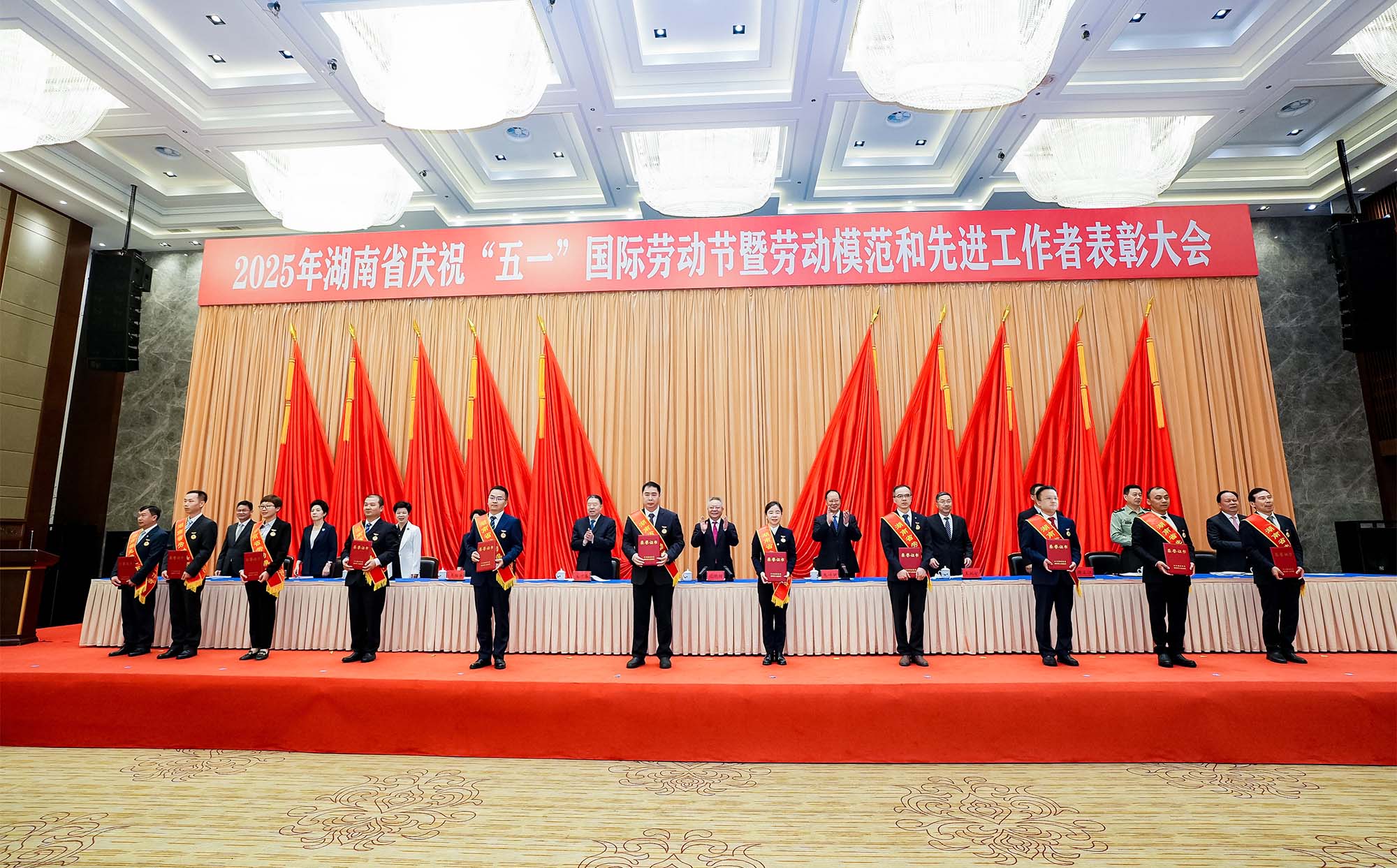 【熱烈祝賀】頂立科技胡祥龍博士榮獲湖南省勞動模范稱號